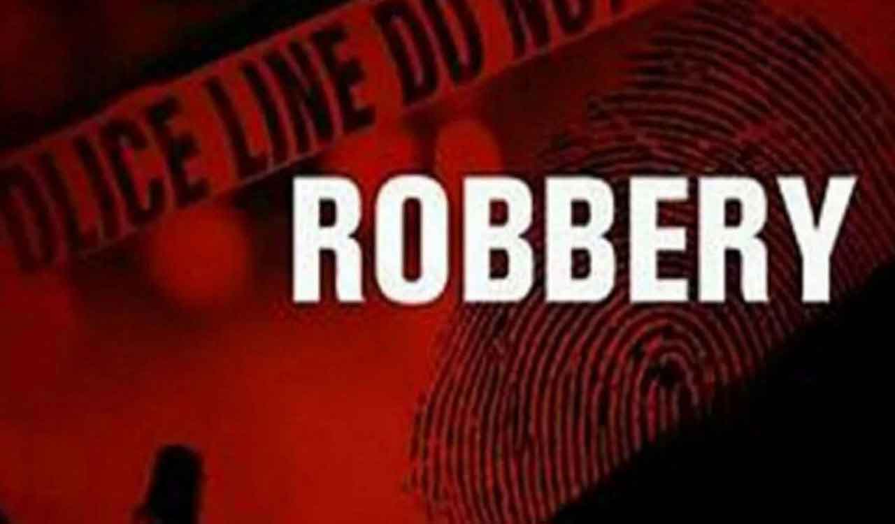 Hyderabad: Man robbed of gold, phone while drinking alone at Boduppal