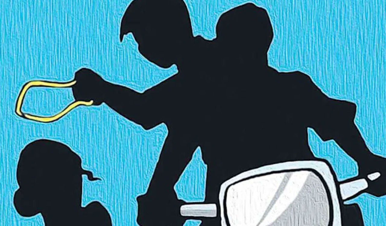 Gold chain snatched near CM’s residence in Jubilee Hills