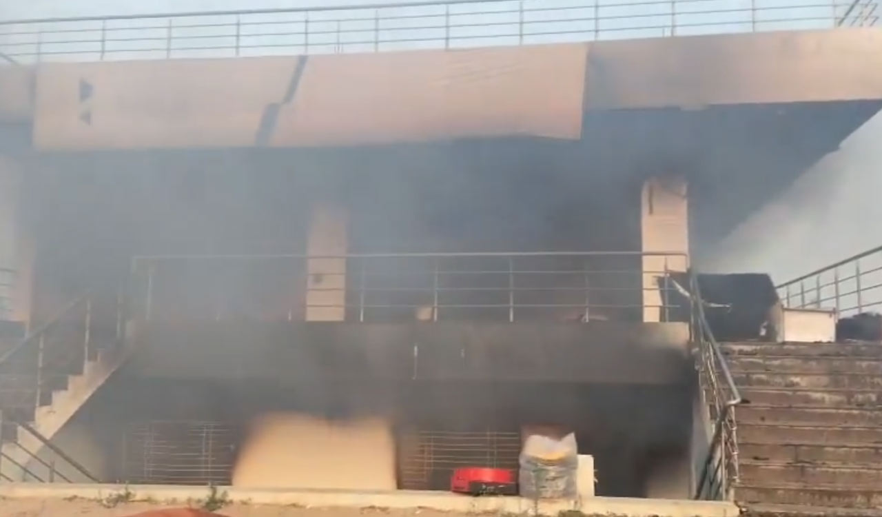 Major fire breaks out at Shankarpally warehouse in Hyderabad