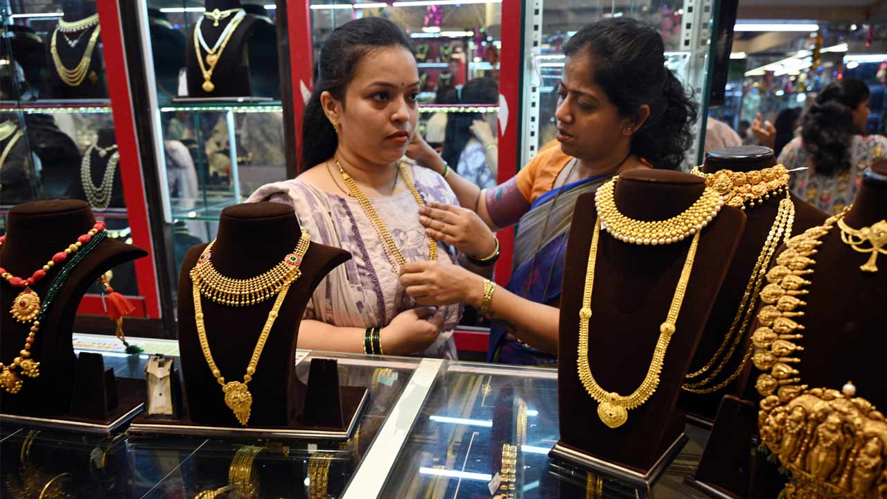 Gold dips during week amid profit booking, strong US dollar