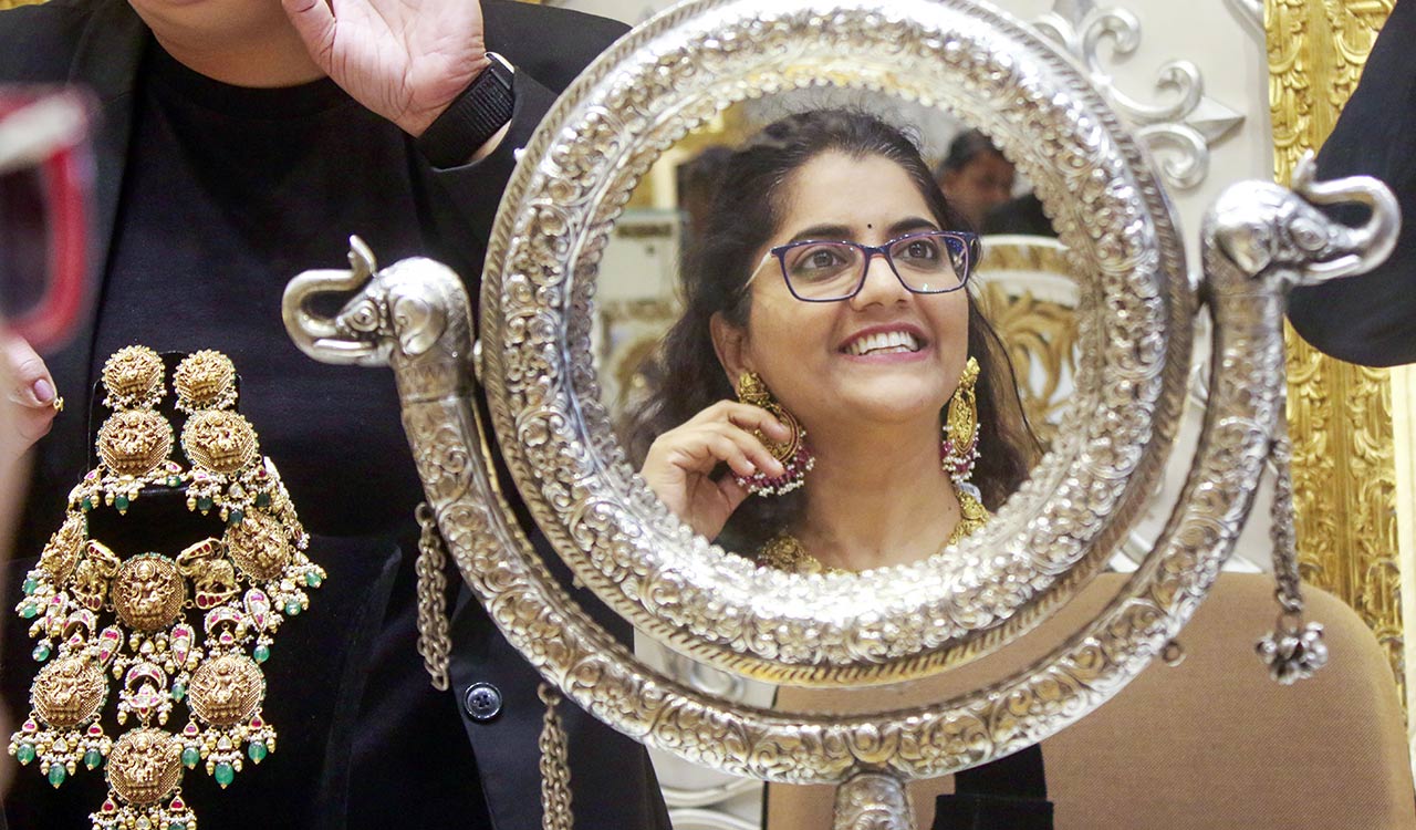Gold slips on strong dollar, silver rebounds on MCX; Rupee hits record low