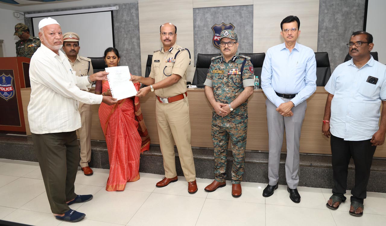 Hyderabad: House site pattas given to families of slain Greyhounds commandos