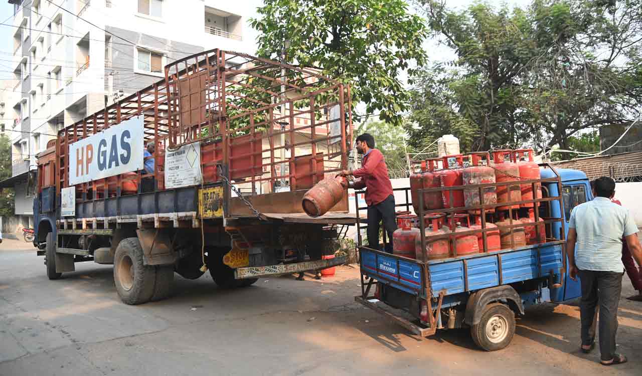 LPG shortage forces Hyderabad eateries, bandis to shut down