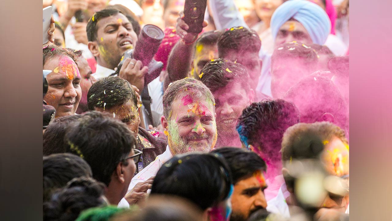  Rahul celebrates Holi with Congress workers at party office 