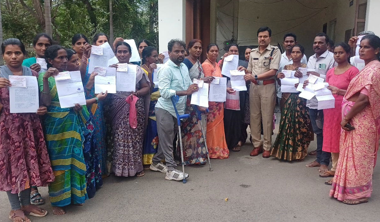 Displaced families from Velugumatla lodge complaint against fraudsters