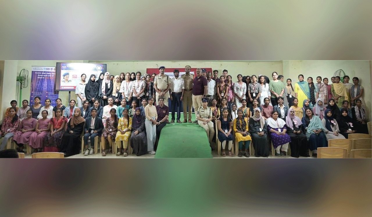 Ramagundam cybercrime police hold awareness programme for college students