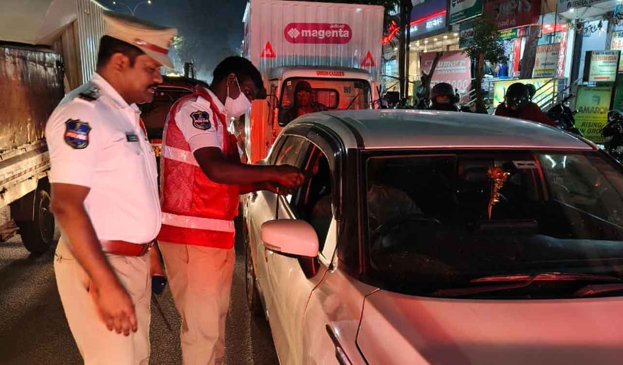 Hydeabad traffic constable jumps on bonnet to escape drunk driver
