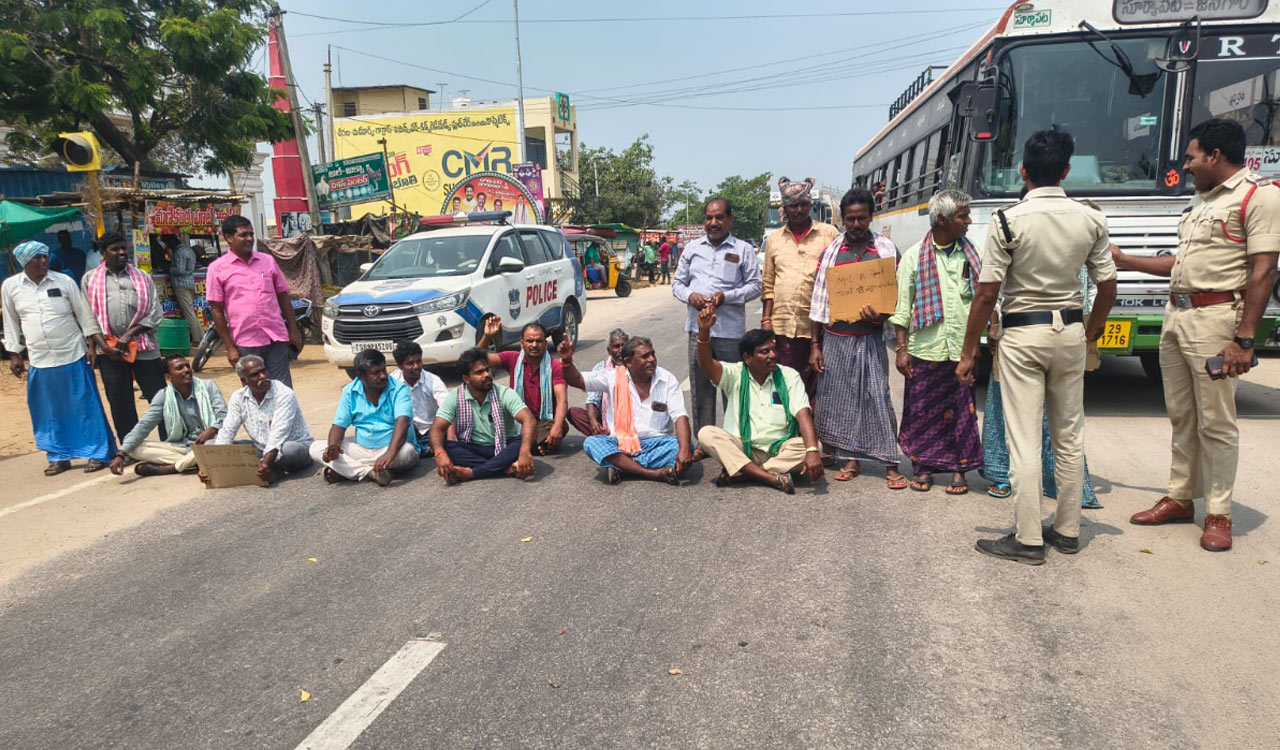 Farmers protest on Suryapet–Jangaon road demanding water release from SRSP
