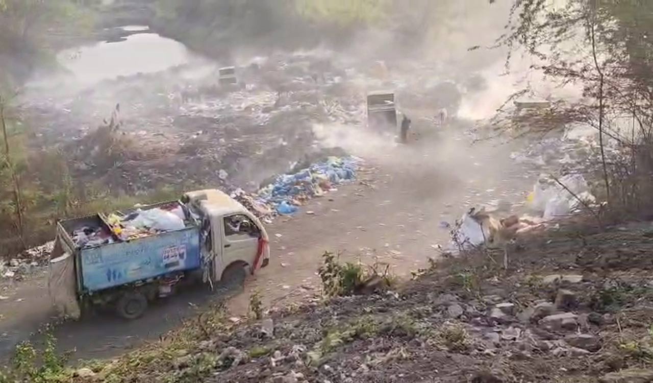 Garbage burning goes unabated on Godavari banks, Bhadrachalam residents face health issues
