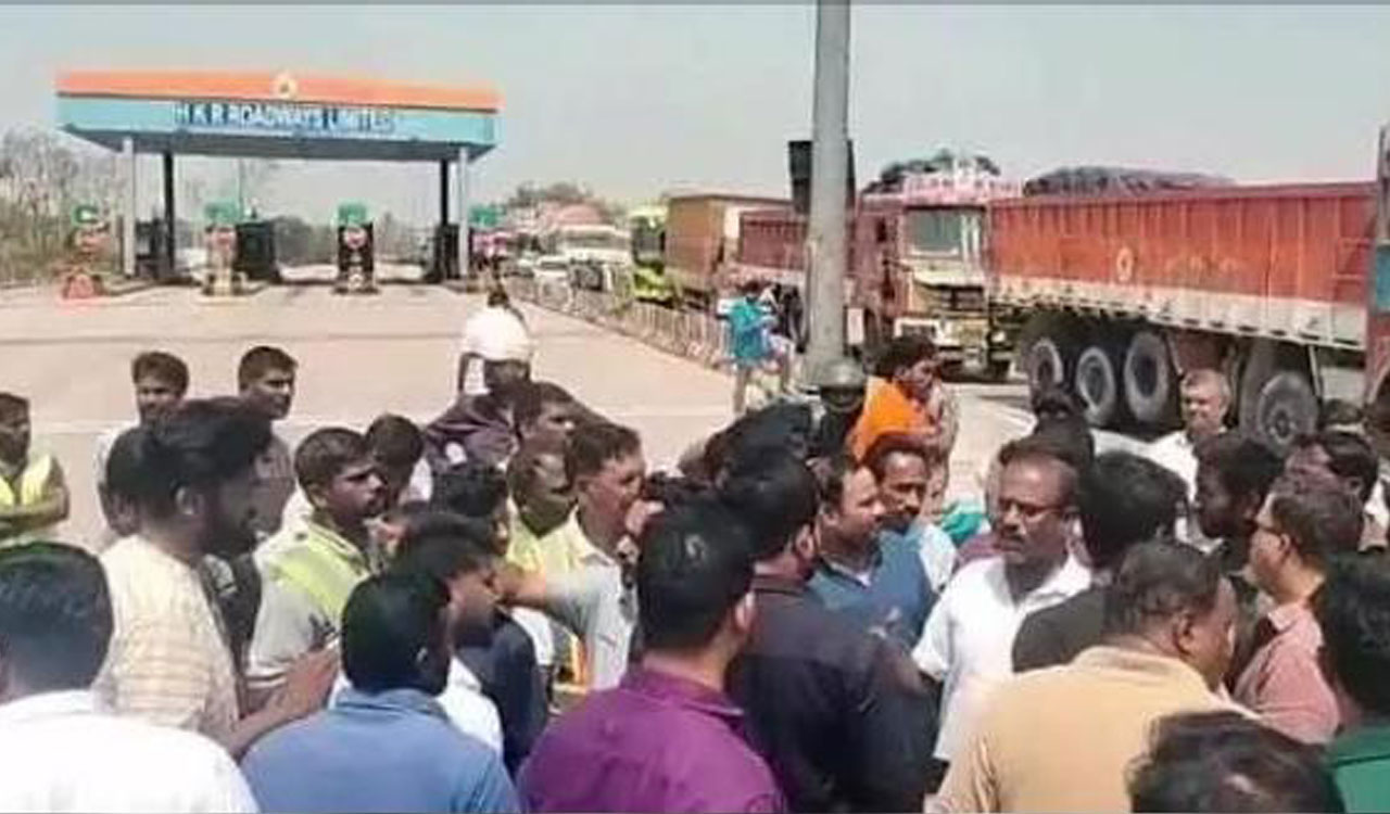 Villagers stage dharna at Gundlapalli toll plaza in Karimnagar