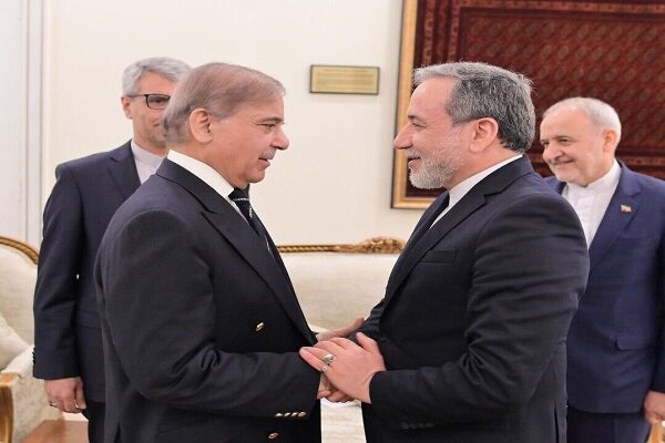 VIDEO: Araghchi meets with Pakistan PM Sharif in Islamabad