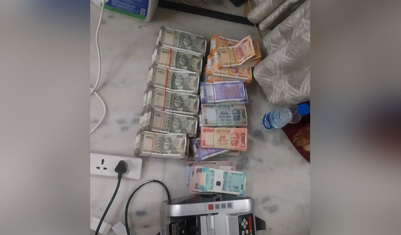 ACB recovers cash, gold in raids at sub-registrar office in Hanamkonda