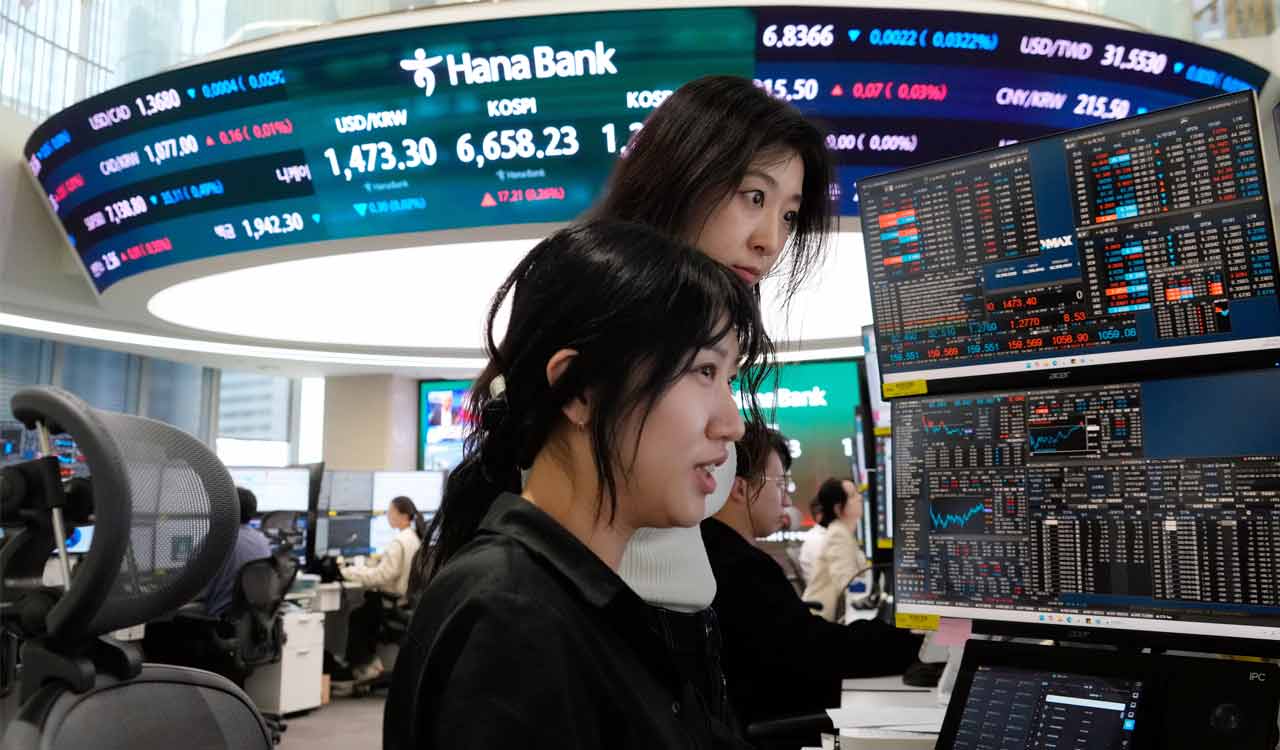  Asian stocks gain, oil prices decline after UAE says it will exit OPEC