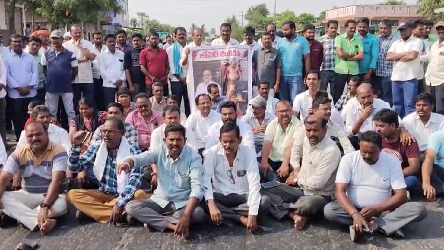 RTC driver’s death: Bandh observed in Narsampet, tension at drivers’ native place