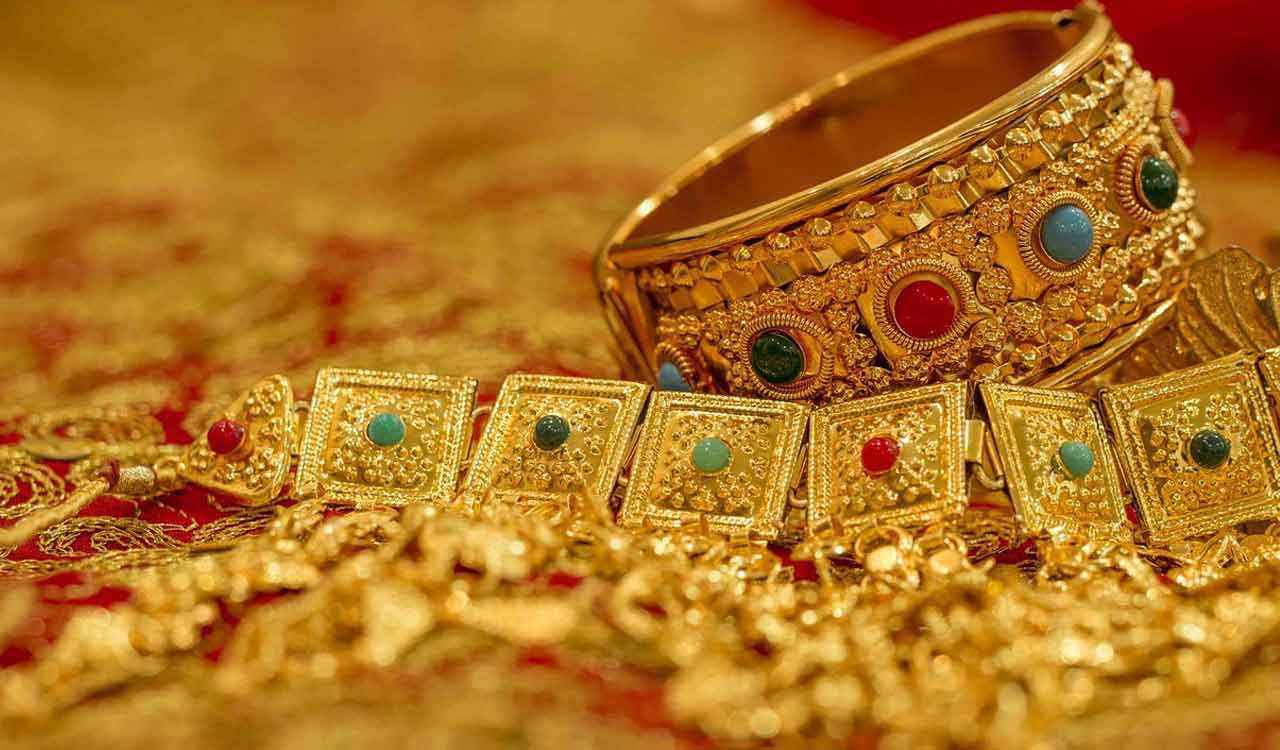 Gold rises 1.65 pc in a week amid safe-haven demand, weaker US dollar