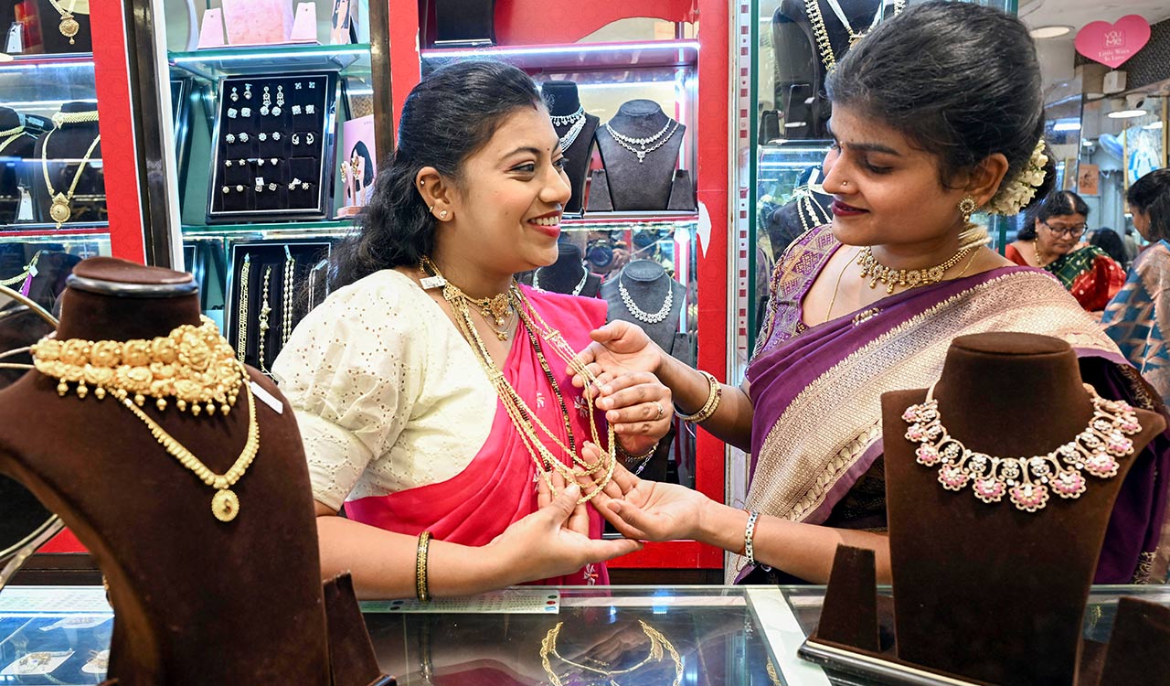 Gold and silver prices slip nearly 1 pc amid geopolitical tensions