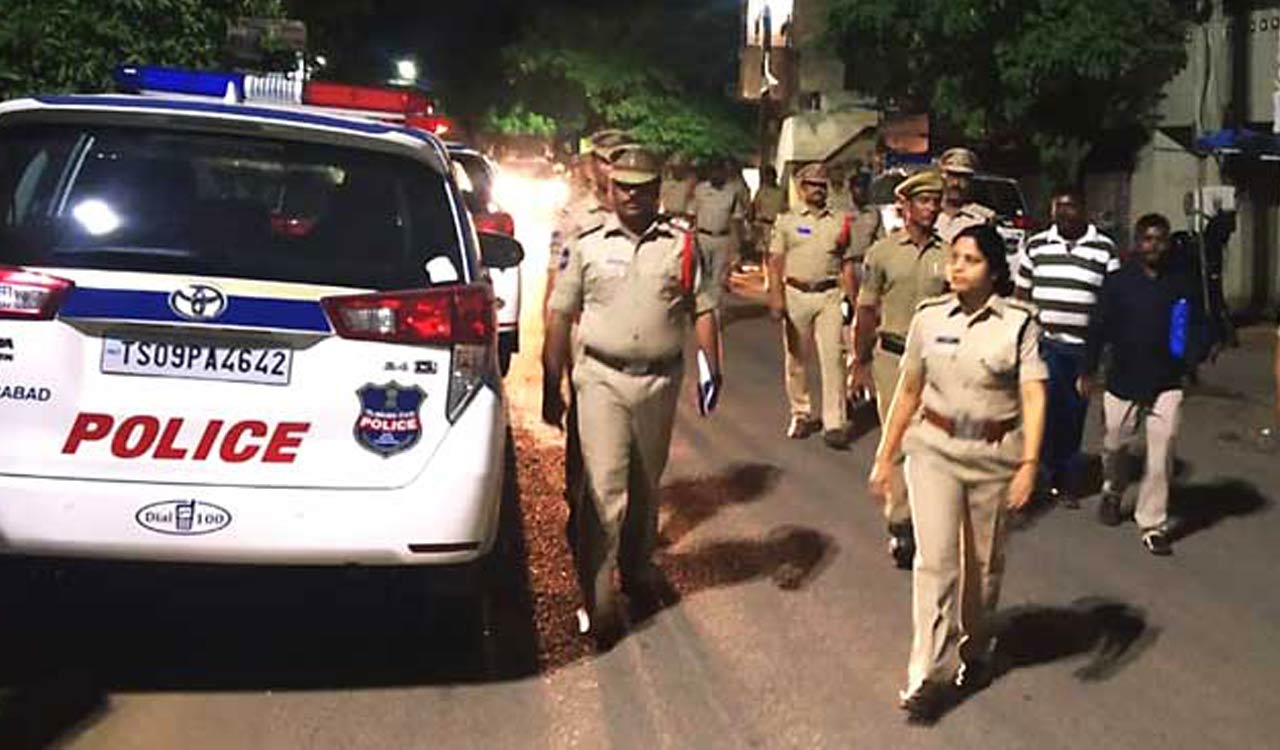 Hyderabad police conducts cordon and search operation at Mangalhat, seize LPG cylinders and liquor