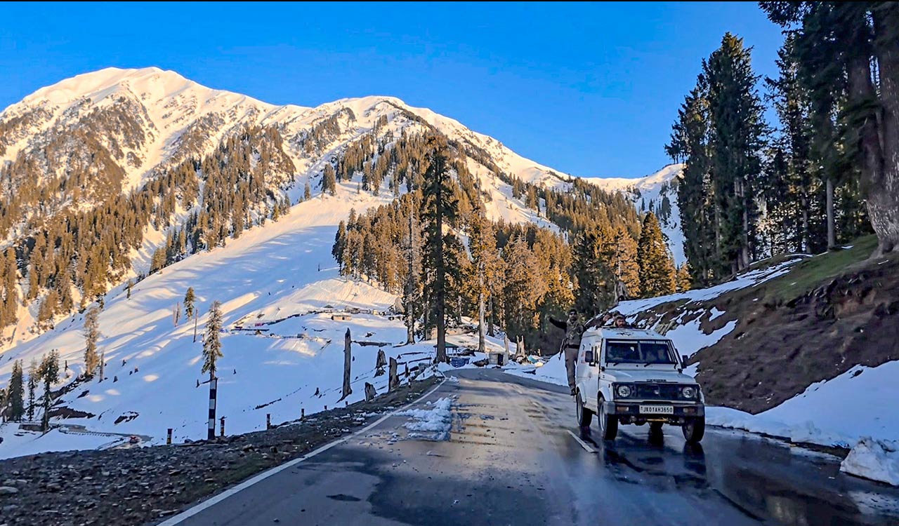 Snowfall, rain bring down temperatures in Kashmir