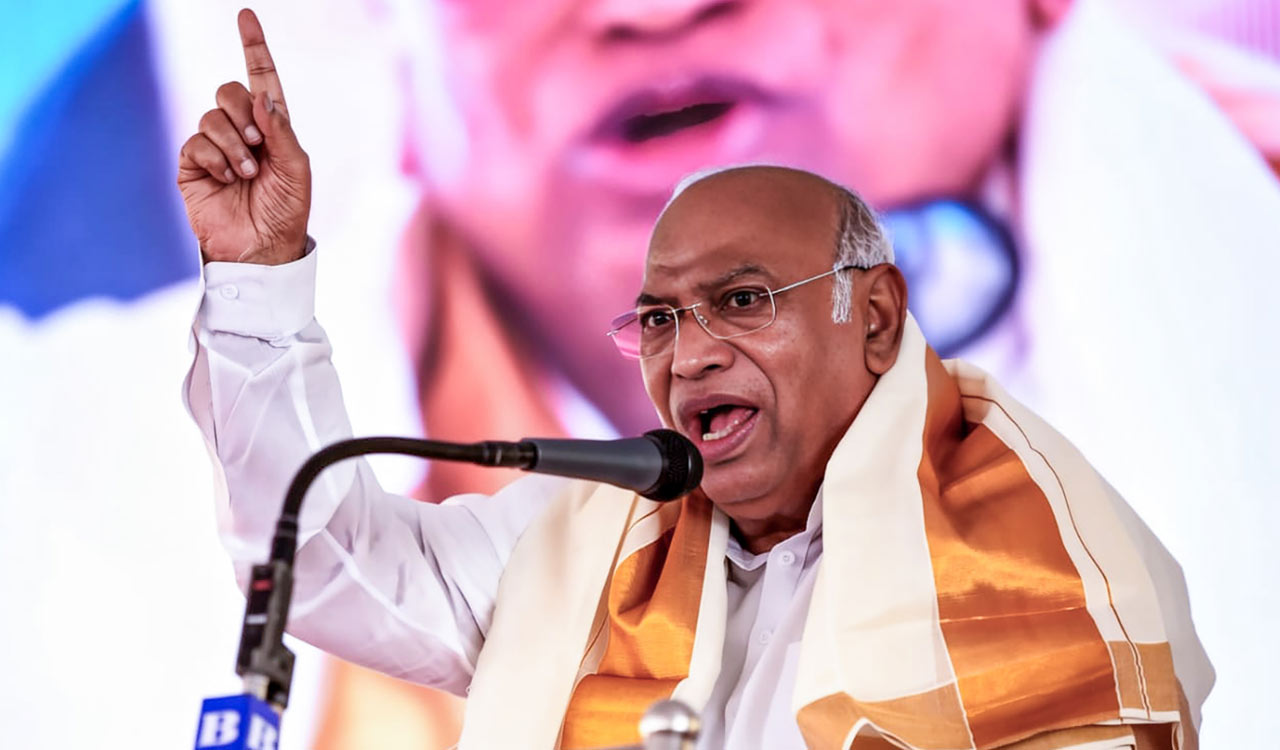 Kharge predicts UDF victory, unveils ‘Indira Guarantees’ in Kerala