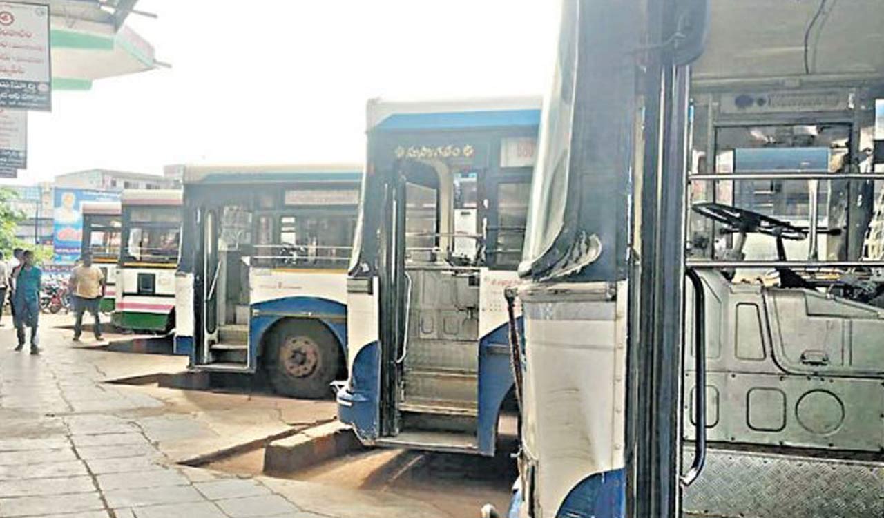 TGSRTC unions reject govt plea, indefinite strike from midnight