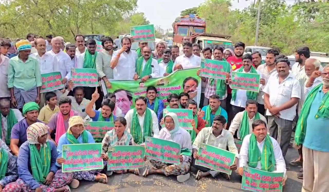 Ex-Minister Dayakar Rao joins farmers protest over delay in maize procurement in Warangal