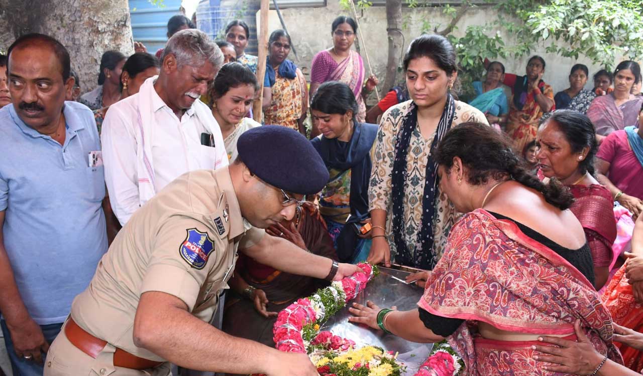 Sangareddy SP attends funeral of costale in Narayankhed