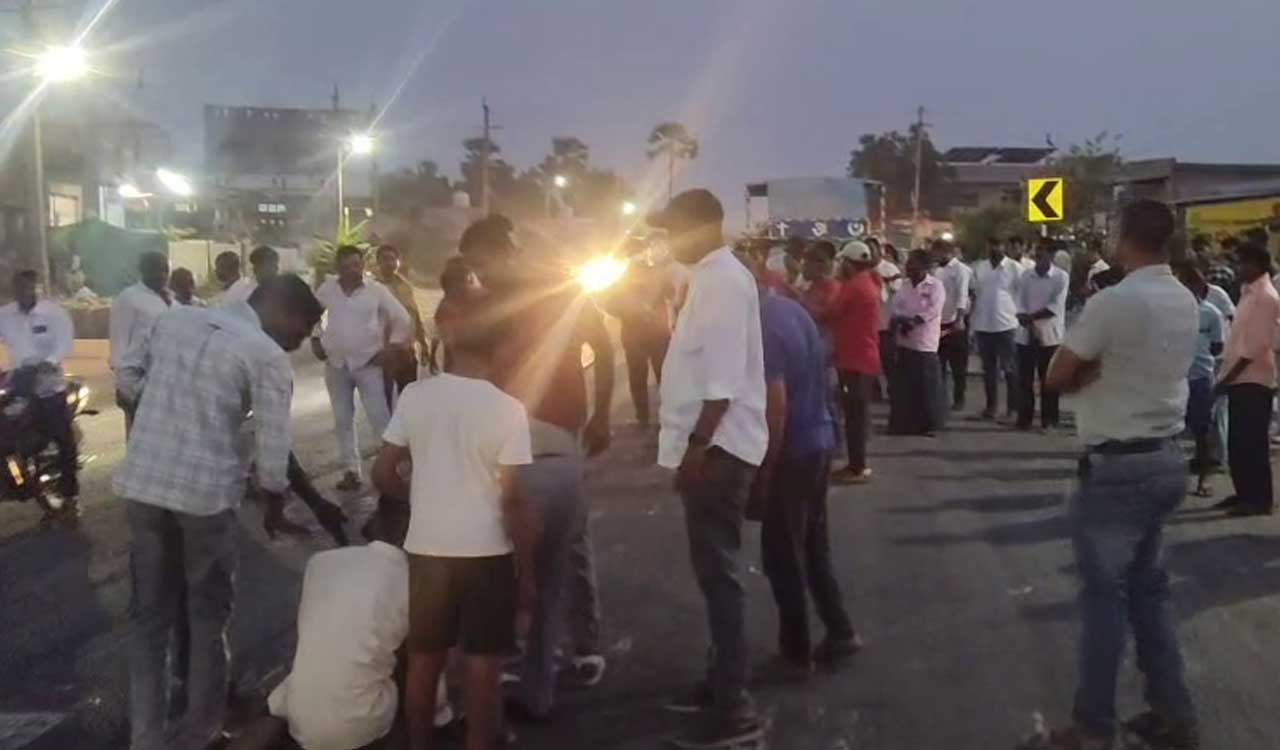 RTC driver Shanker Goud’s last rites performed after a day-long drama, tension at Muthojipet in Warangal