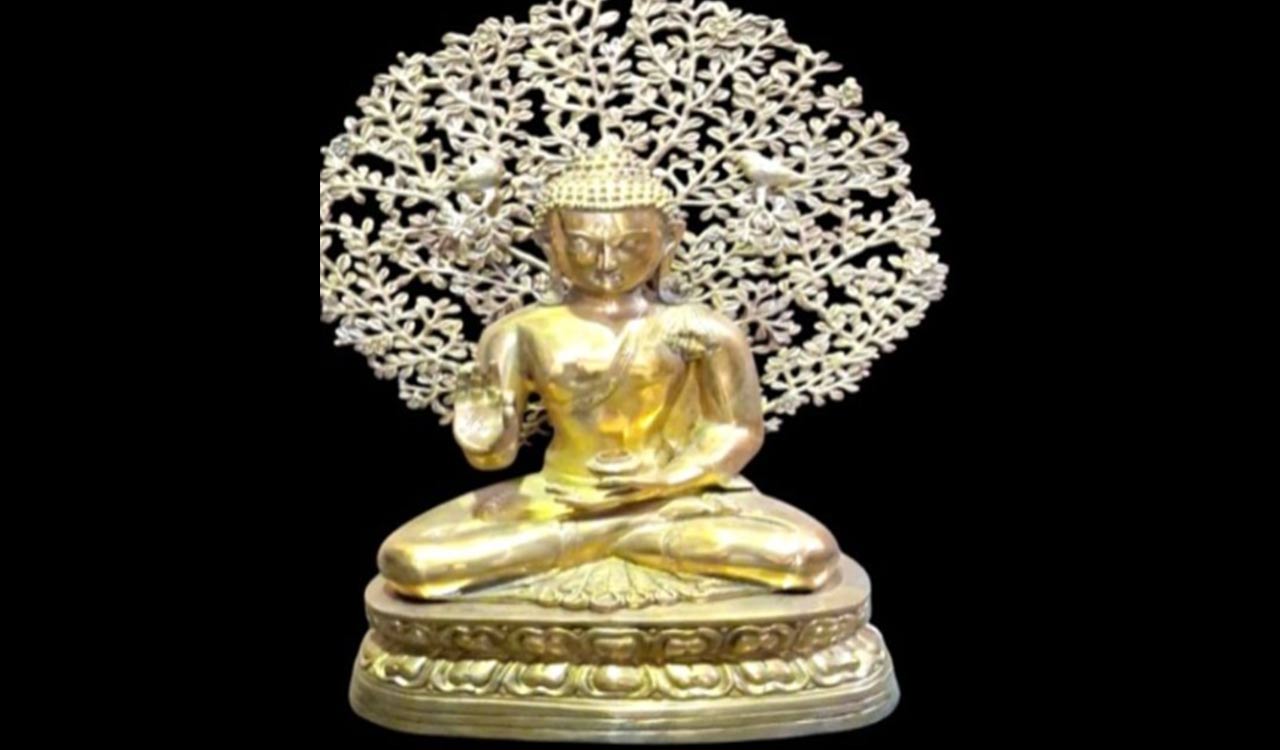 Unique variety of lotus, brass Buddha with Bodhi tree, Banarasi silk gifted to Vietnam president