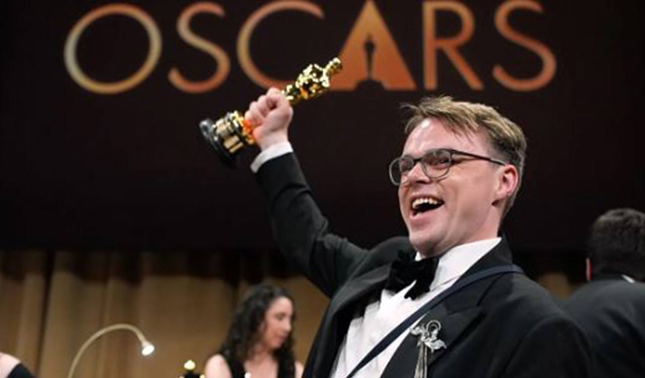 Filmmaker loses his Oscar trophy after New York airport security flags it as weapon
