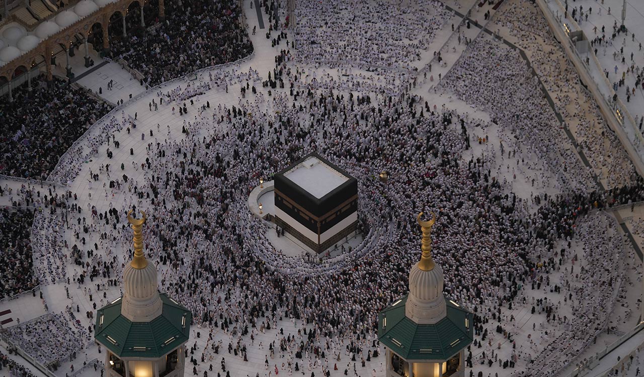Muslims begin annual Hajj in sweltering heat against backdrop of war concerns