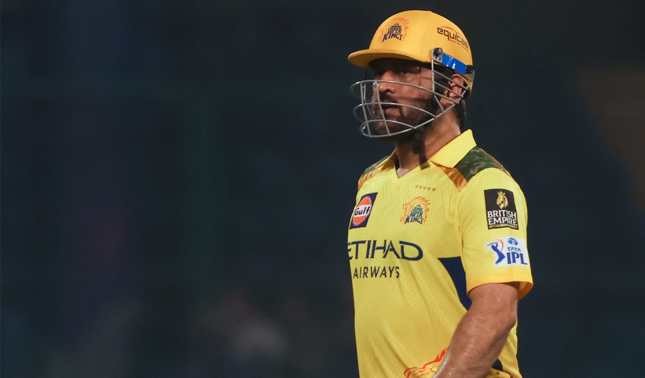 MS Dhoni yet to travel with CSK squad as he recovers from injury, confirms Simons