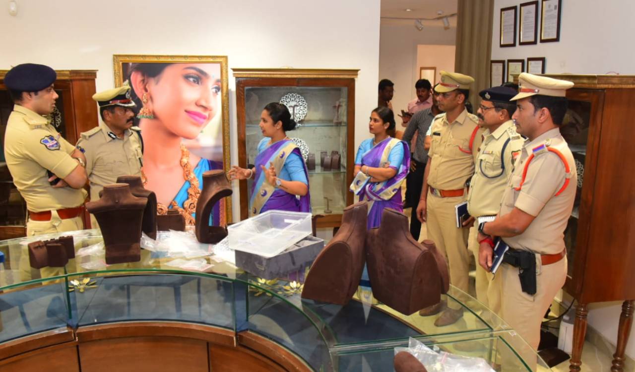 Five armed men loot 1 kg gold in Karimnagar heist
