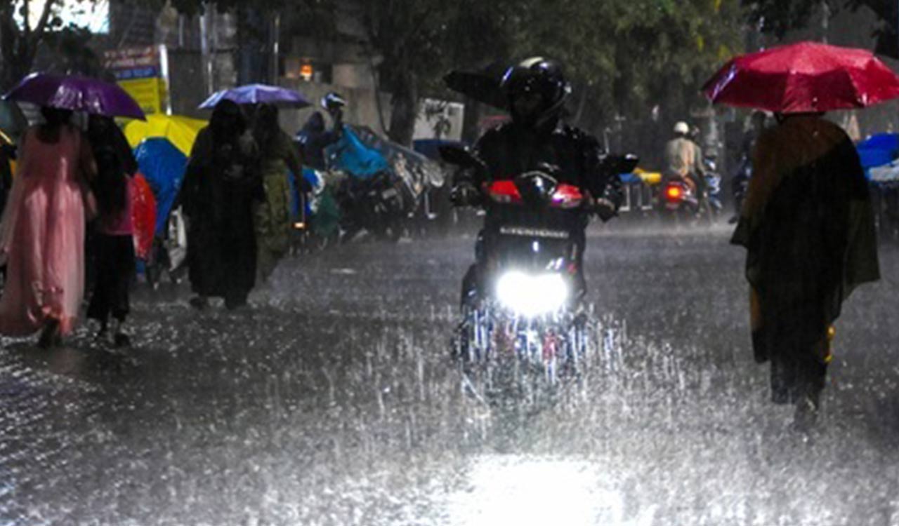 Pre-monsoon showers drench Mumbai, waterlogging slows traffic in some areas