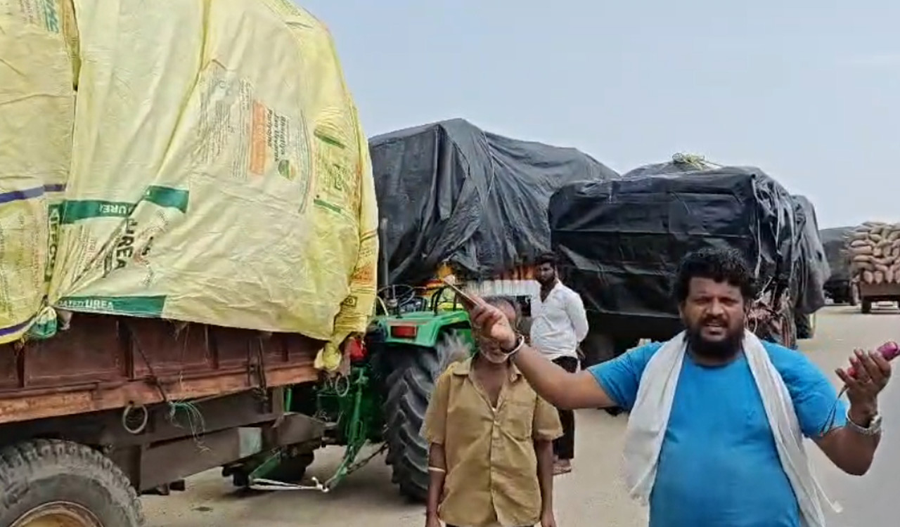 Lorry drivers protest over delay in unloading in Toopran