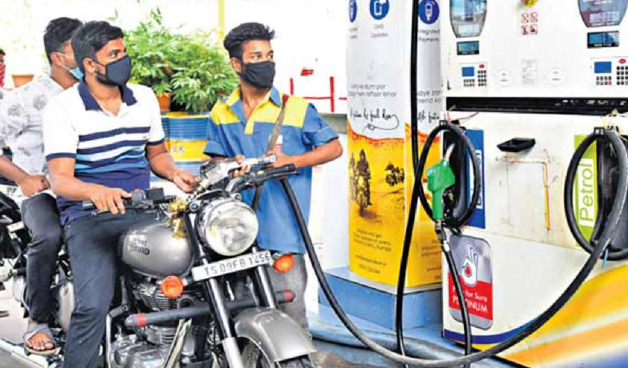 Mehangai manav Modi strikes again: Rahul Gandhi slams fresh fuel hike