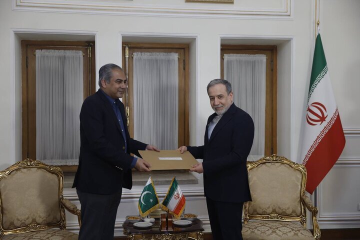 Pakistan special letter for Iran Leader submitted to Araghchi