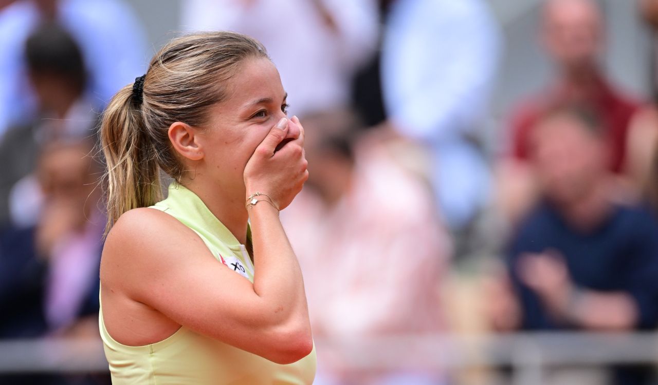 French Open: Maja Chwalinska beat Anna Kalinskaya to reach maiden Major semi-finals