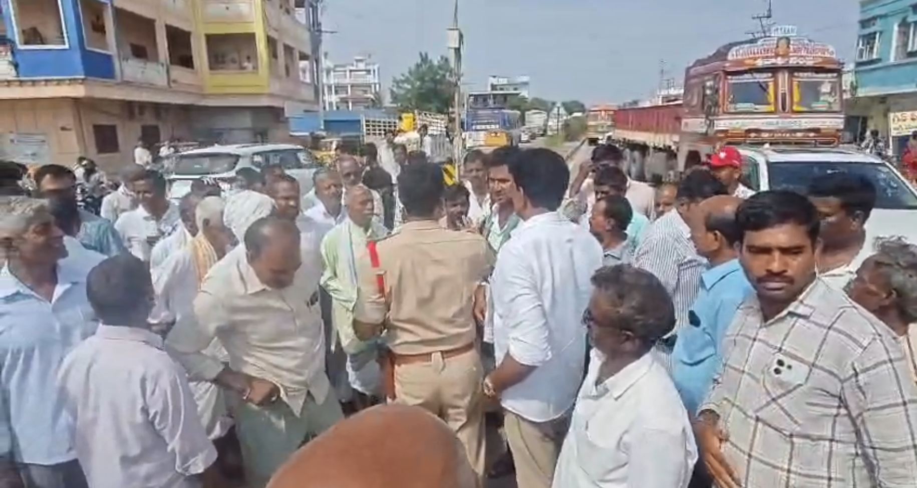 Nizamabad farmers protest against app-based urea booking system