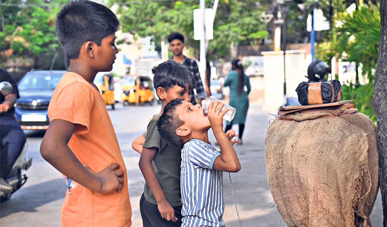 Heatwave conditions persist across Telangana, temperatures touch 44°C