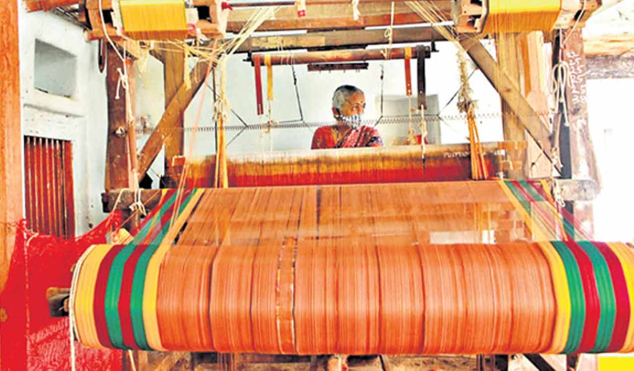 Sircilla weavers await yarn supply for Indira Mahila Shakthi sarees