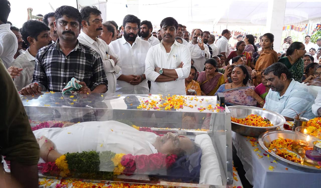 High drama at ex-Andhra minister’s house as daughter not allowed to touch body