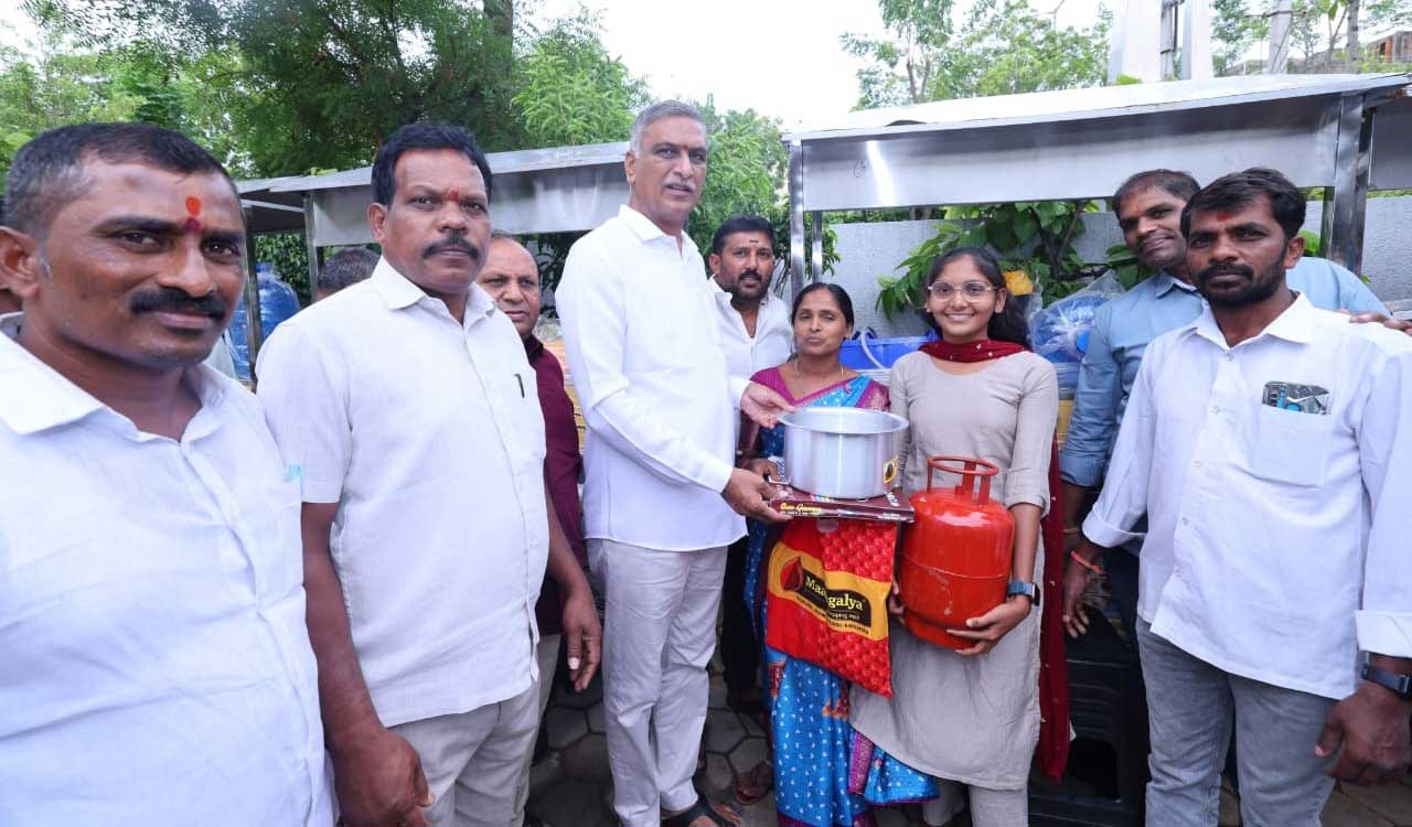 Harish Rao distributes tea stall equipment worth Rs 72 lakh to 91 beneficiaries in Siddipet