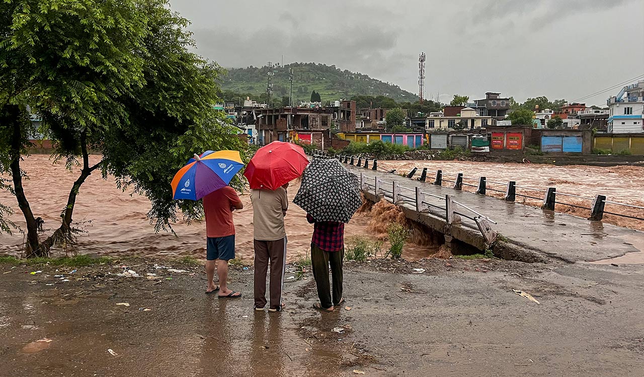 J&K: Heavy downpour slows search and rescue efforts in flood-hit Poonch, Rajouri