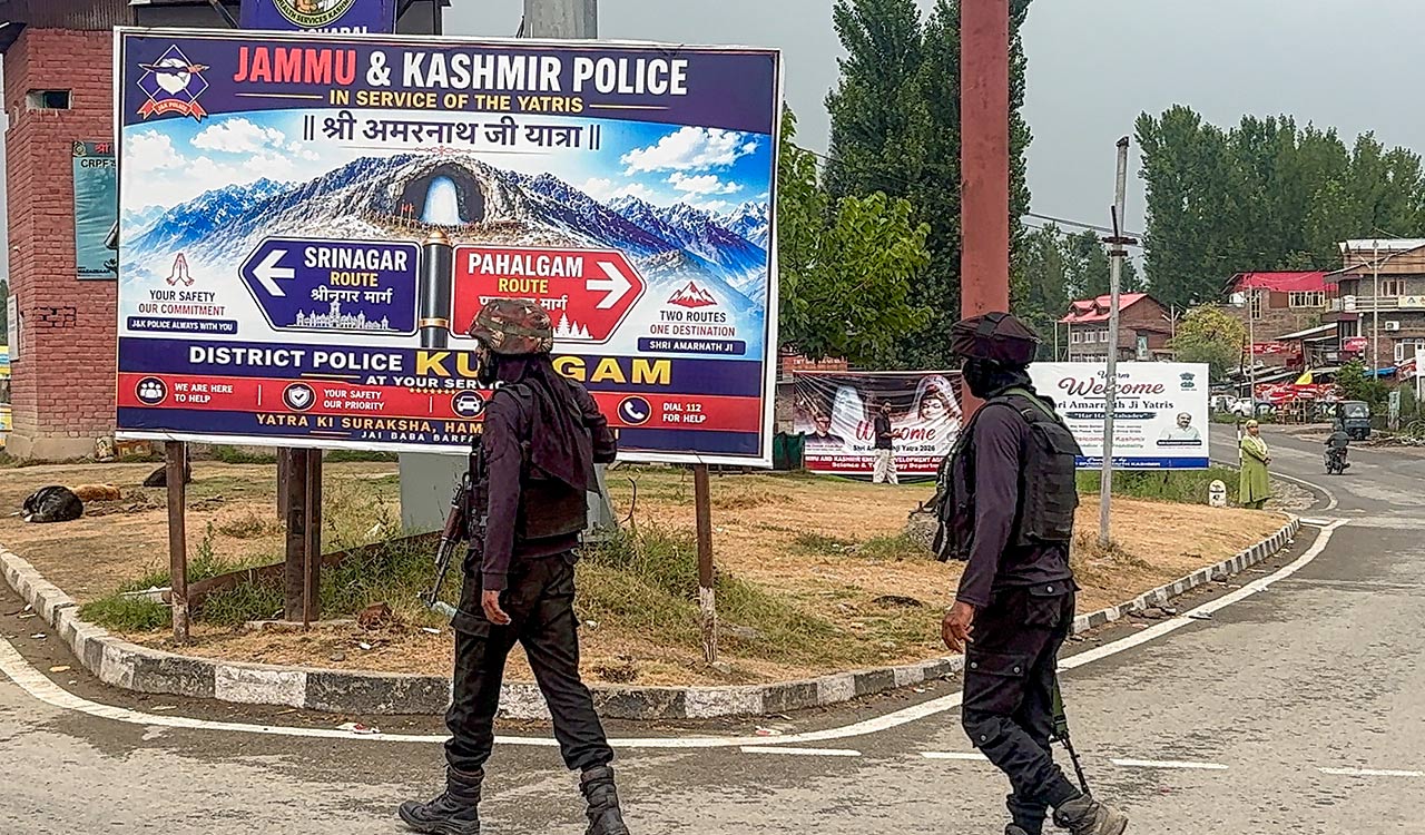 Suspected terrorists attack police party in J&K’s Anantnag, policeman inured