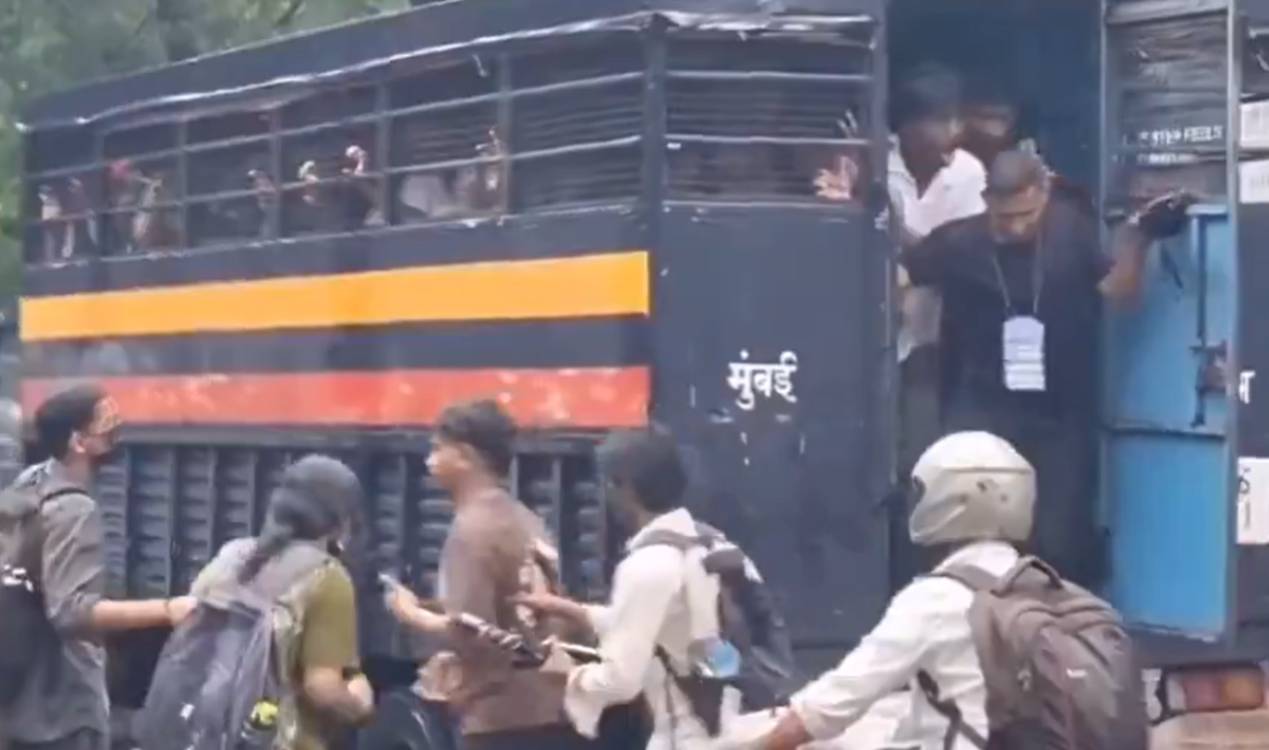 Man frees detained students from police van in Mumbai’s Chembur