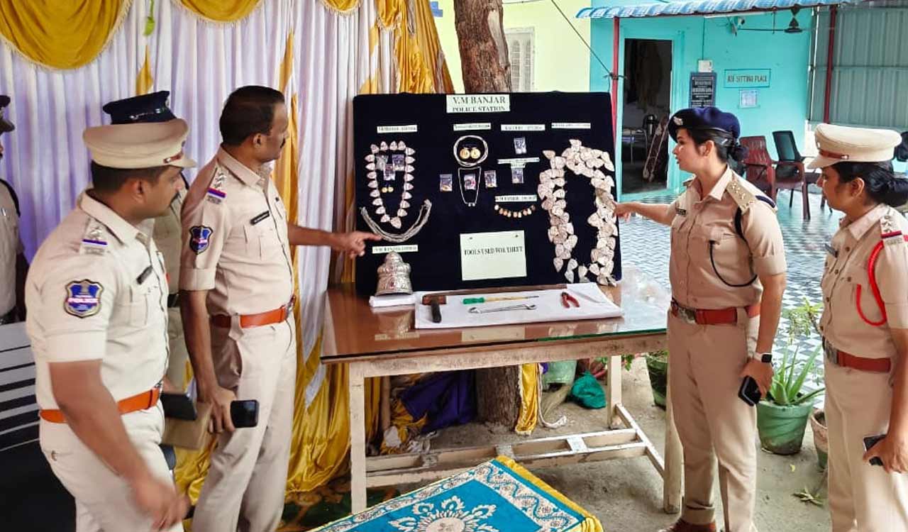 Temple theft gang held with gold and silver articles in Khammam