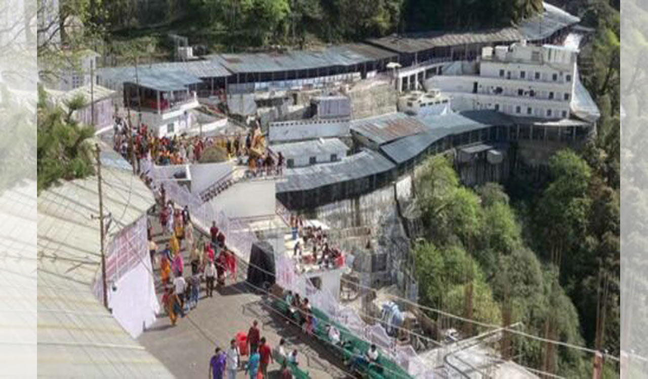 Vaishno Devi yatra suspended due to bad weather, pilgrims back safety move