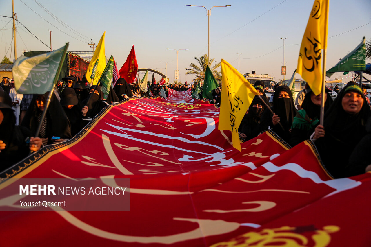 Red flags in the hands of Arbaeen pilgrims