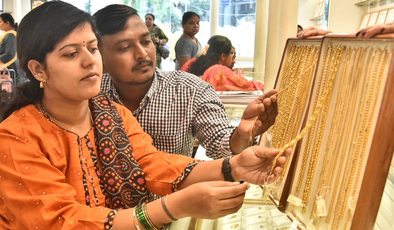 Gold, silver decline up to 1 pc as US-Iran tensions weigh sentiment