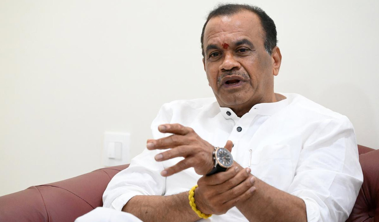 Komatireddy Venkat Reddy asks Mines officials not to harass road contractors